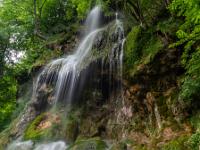 Nahe dem breiten Wasserschleier